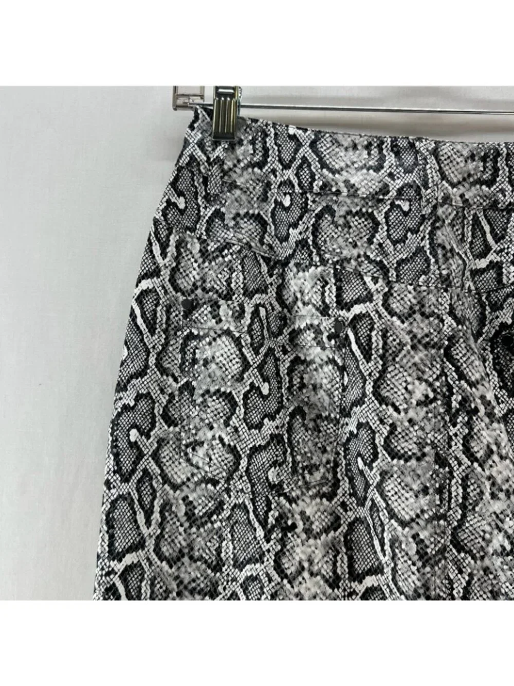 J.ING Faux Leather Snake Print Mini Skirt Size M Lined Zip Fly Pocket Gray Black